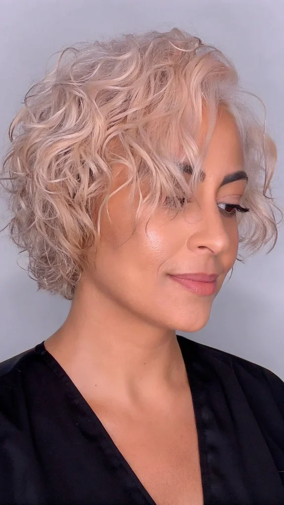 short curly hairstyles for women over 50 (3)