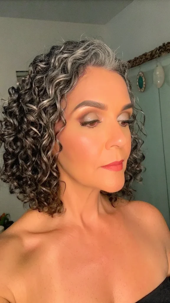 short curly hairstyles for women over 50 (7)